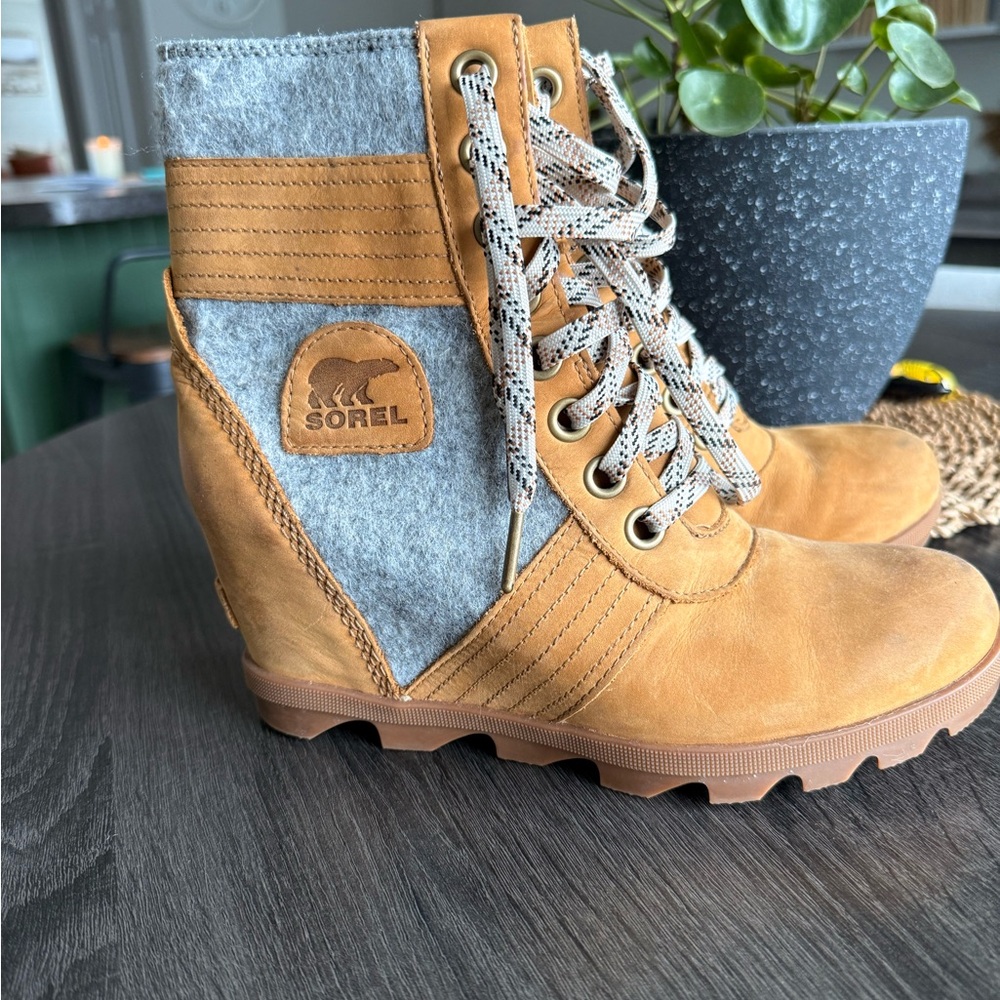 Sorel Women's Brown and Gray Lace Up Boots